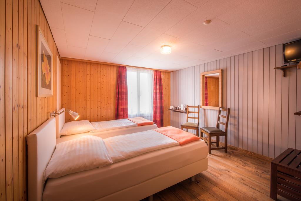 Hotel Tell And Apartments Unterseen Oda fotoğraf