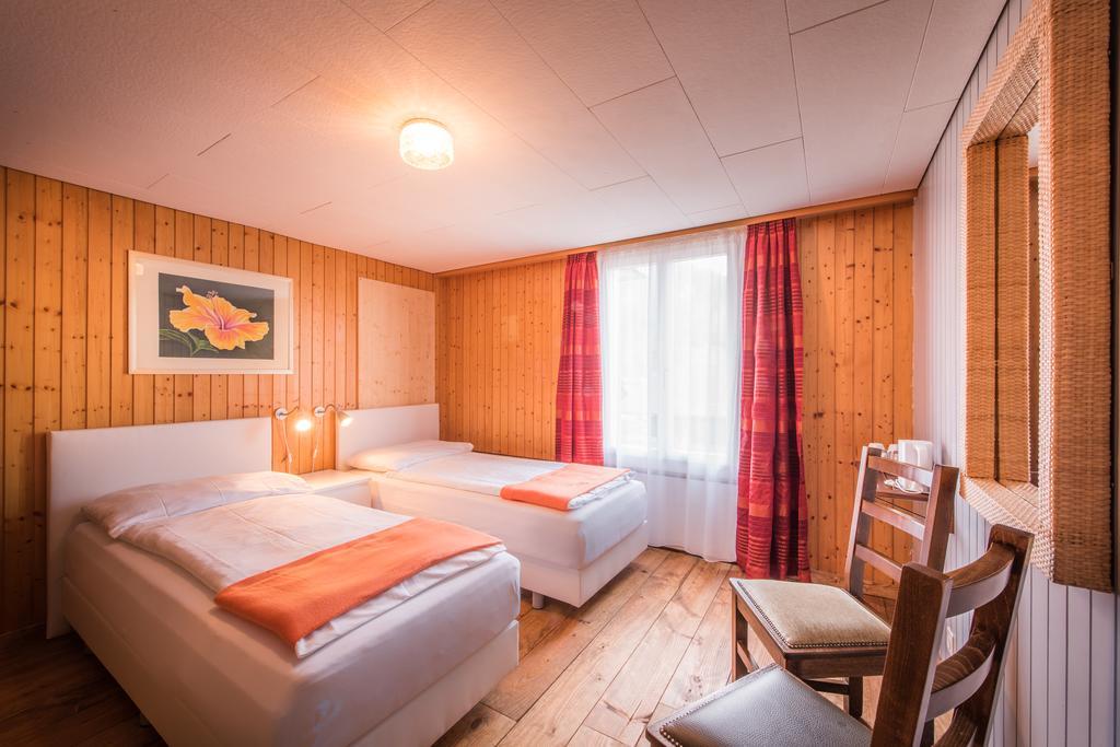 Hotel Tell And Apartments Unterseen Oda fotoğraf